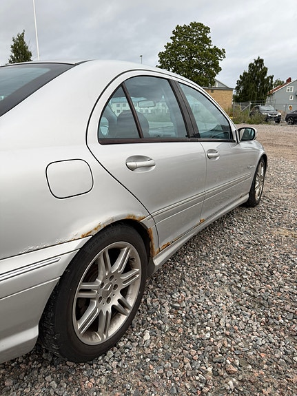 Mercedes-Benz C32 9 of 14