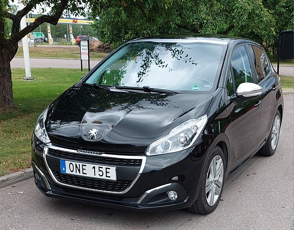 Peugeot 208 2 of 5