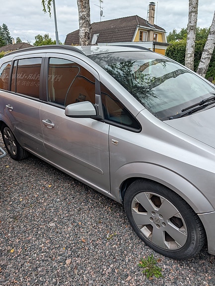 Opel Zafira 2 of 5