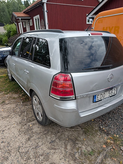 Opel Zafira 3 of 5