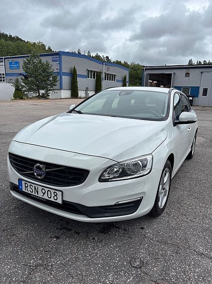Volvo V60 2 of 5