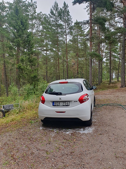 Peugeot 208 3 of 3