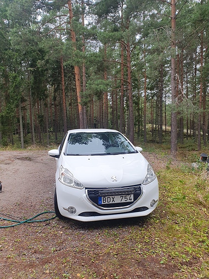 Peugeot 208 2 of 3