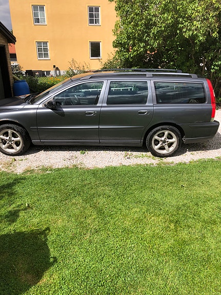 Volvo V70 2 of 5