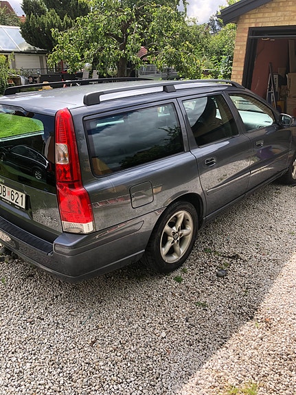 Volvo V70 3 of 5