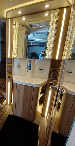 Knaus SUN I 900 LX Queenbed 6 of 27