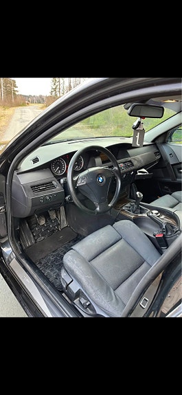 BMW 523i 3 of 5