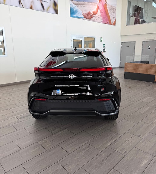 Toyota C-HR 3 of 5