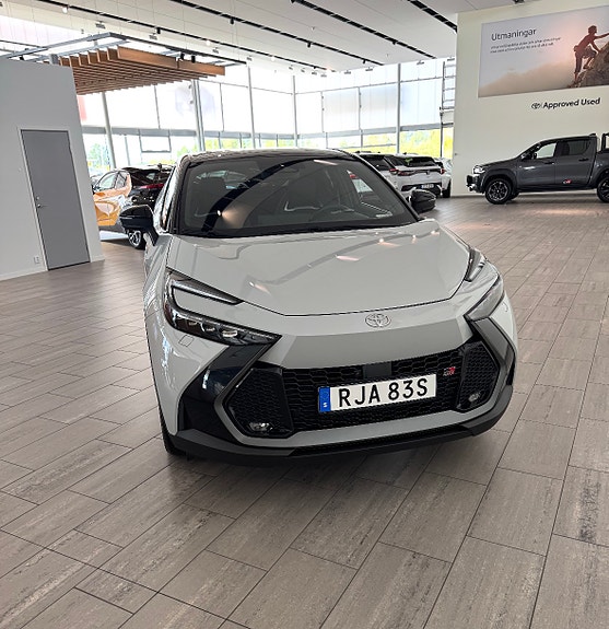 Toyota C-HR 2 of 5