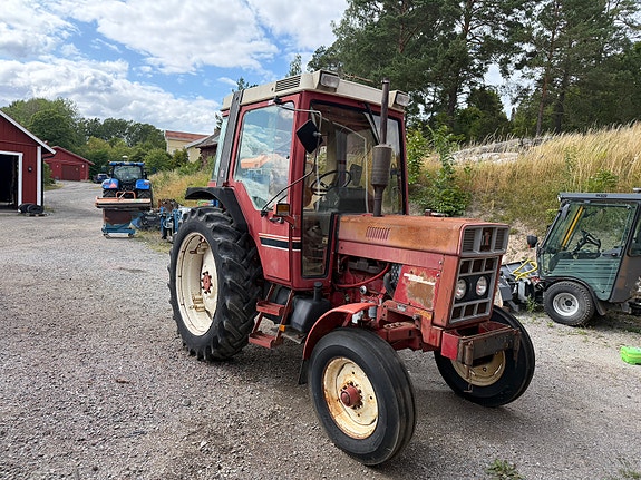 International 585xl 3 of 5