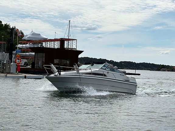 Sea Ray 230 Weekender 2 of 8