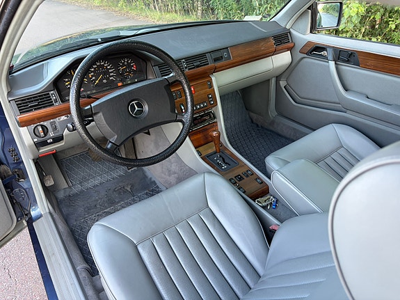 Mercedes-Benz 300 CE 9 of 10
