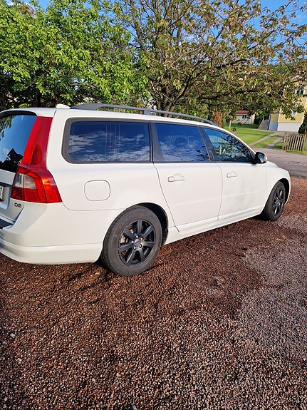 Volvo V70 2 of 7