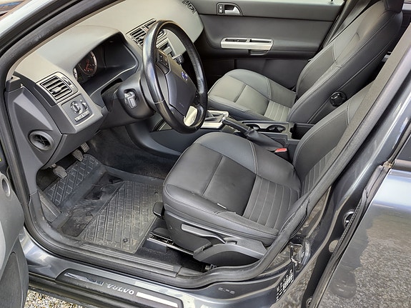 Volvo V50 2 of 5