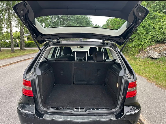 Mercedes-Benz B180 2 of 6