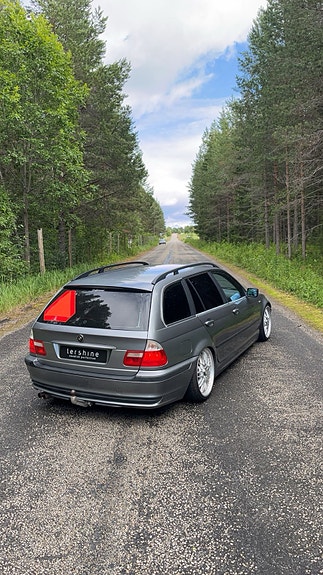BMW 320i 4 of 8
