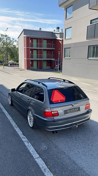BMW 320i 2 of 8