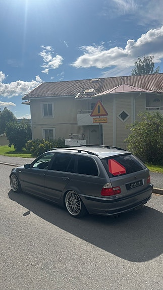 BMW 320i 3 of 10