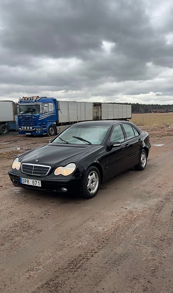 Mercedes-Benz C200 2 of 5