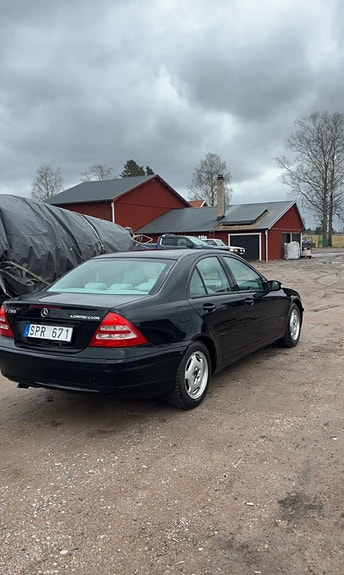 Mercedes-Benz C200 3 of 5