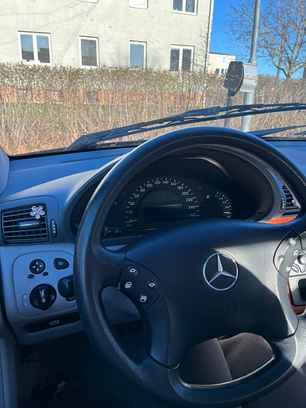 Mercedes-Benz C200 5 of 5