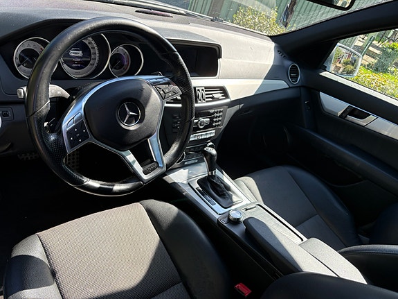Mercedes-Benz C200 3 of 4