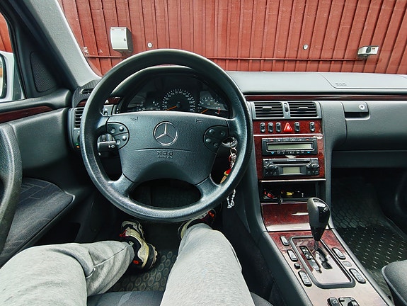 Mercedes-Benz E200 2 of 7