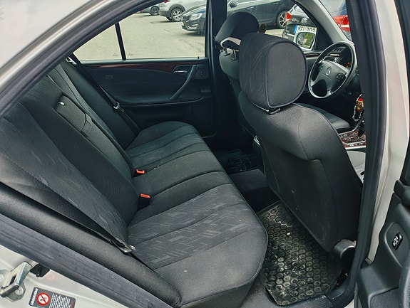 Mercedes-Benz E200 4 of 7