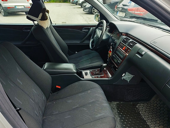 Mercedes-Benz E200 5 of 7