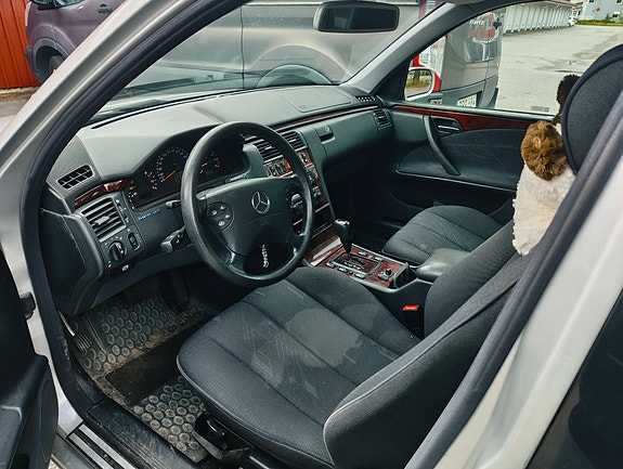 Mercedes-Benz E200 3 of 7