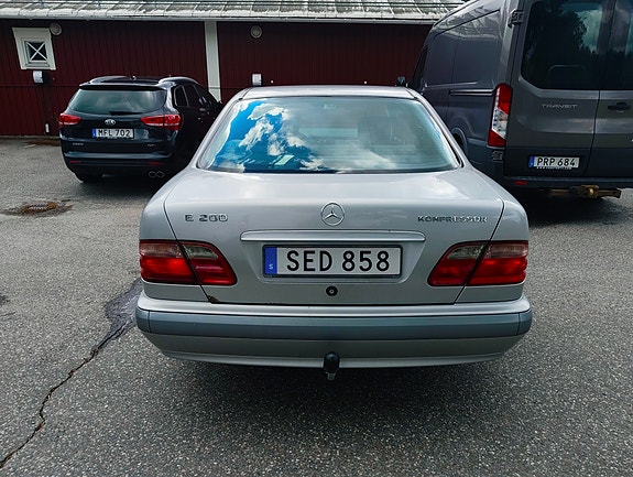 Mercedes-Benz E200 6 of 7
