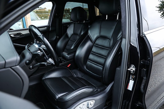 Porsche Macan Turbo 16 of 25
