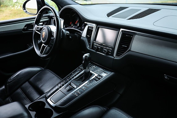 Porsche Macan Turbo 13 of 25