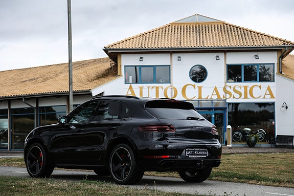 Porsche Macan Turbo 3 of 5