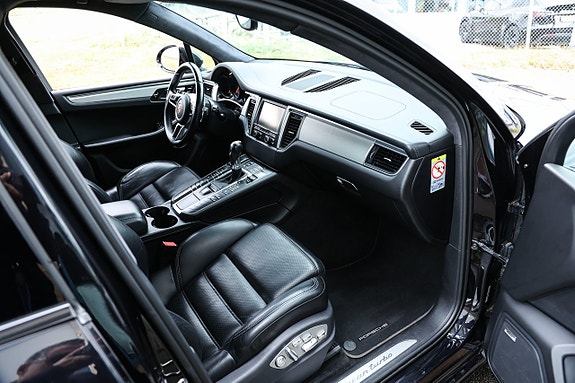 Porsche Macan Turbo 12 of 25