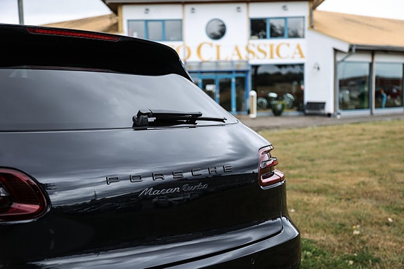 Porsche Macan Turbo 11 of 25