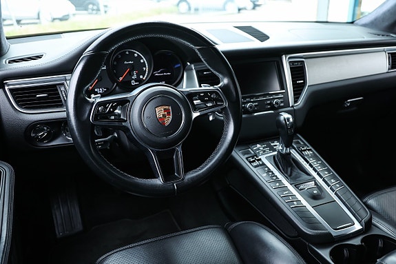 Porsche Macan Turbo 15 of 25