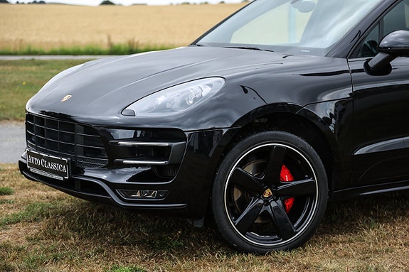 Porsche Macan Turbo 10 of 25