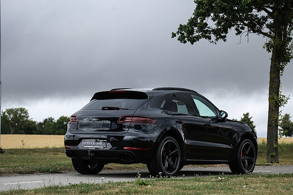 Porsche Macan Turbo 8 of 25