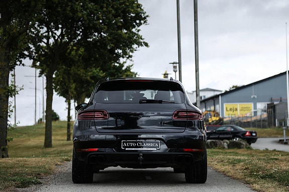 Porsche Macan Turbo 7 of 25