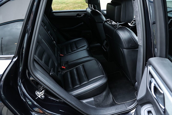 Porsche Macan Turbo 18 of 25