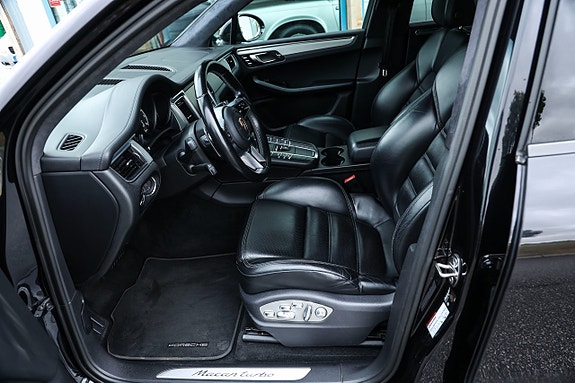 Porsche Macan Turbo 14 of 25