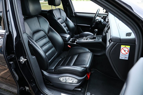 Porsche Macan Turbo 19 of 25