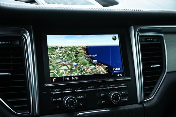 Porsche Macan Turbo 21 of 25