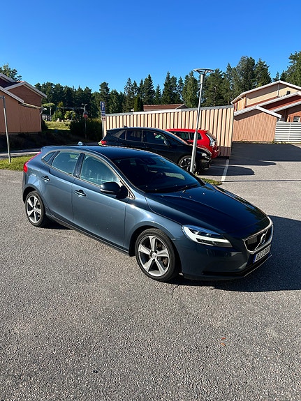 Volvo V40 2 of 4