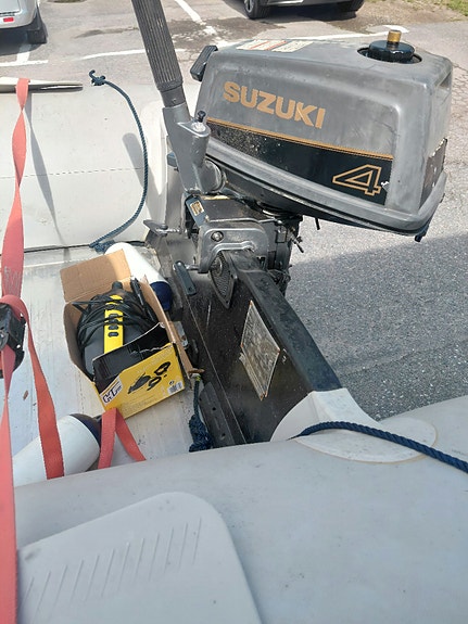 Gummibåt med Suzuki 4 hk och 80 km/h båtvagn 4 of 5