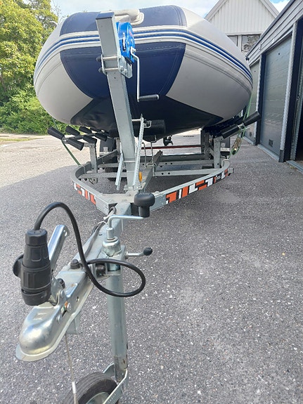 Gummibåt med Suzuki 4 hk och 80 km/h båtvagn 2 of 5