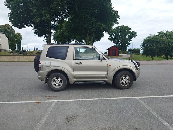 Mitsubishi Pajero 4 of 7