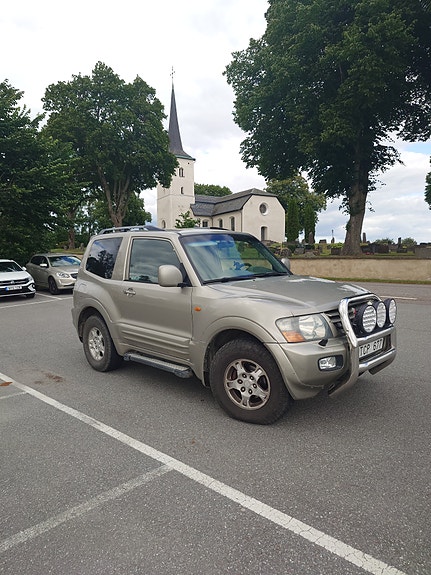 Mitsubishi Pajero 3 of 7