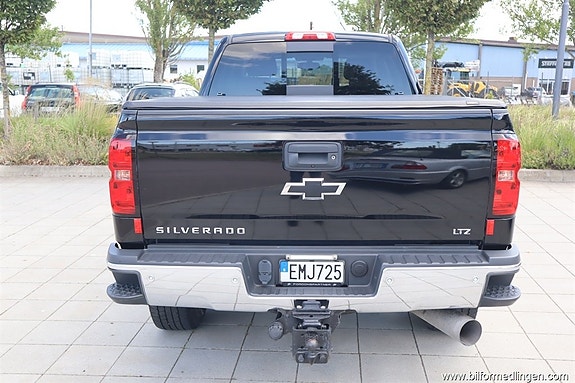 Chevrolet Silverado 9 of 24